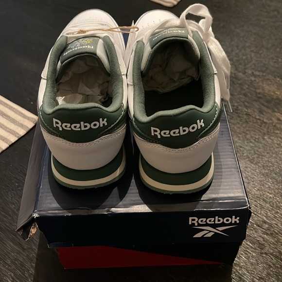 Girls Reebok sneakers. Brand new with tags and box. Size 3.5 - Picture 2 of 5